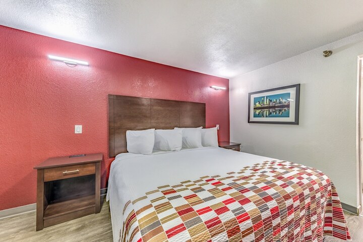 Deluxe King Bed (2 of 22)