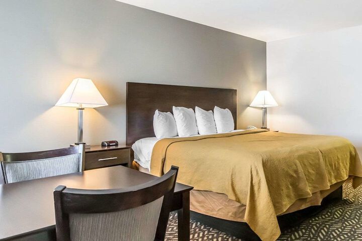 1 King Bed Business Room Efficiency Accessible Upgrade (6 of 8)
