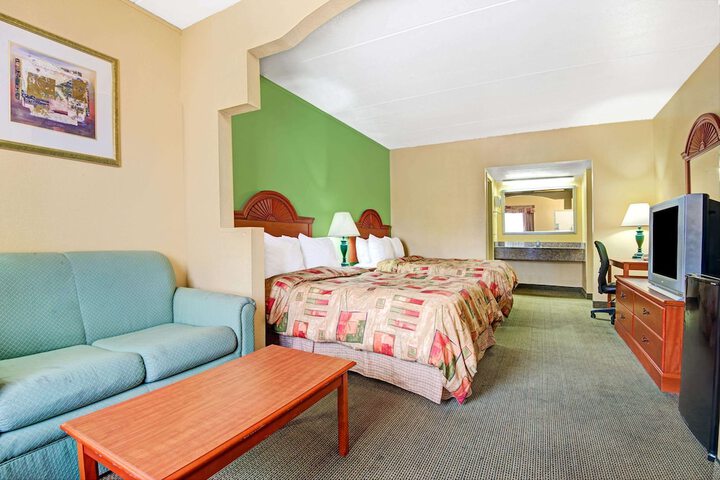 1 Queen Bed (12 of 15)