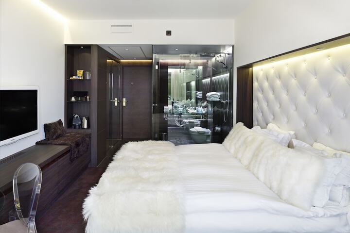 Room 11 of 111