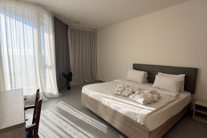 Room 2 of 32