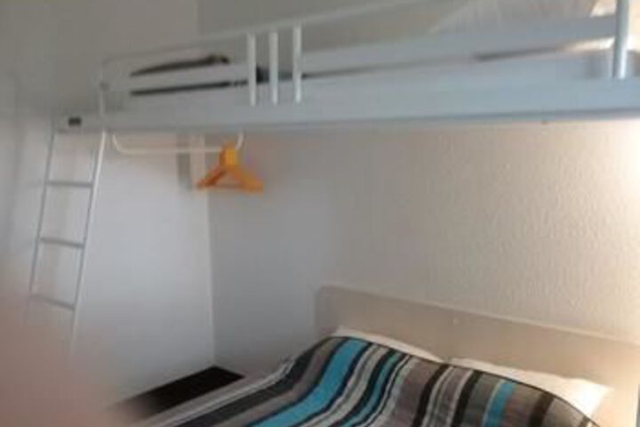 Room 9 of 32