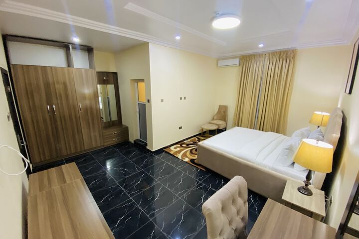 Room 4 of 13