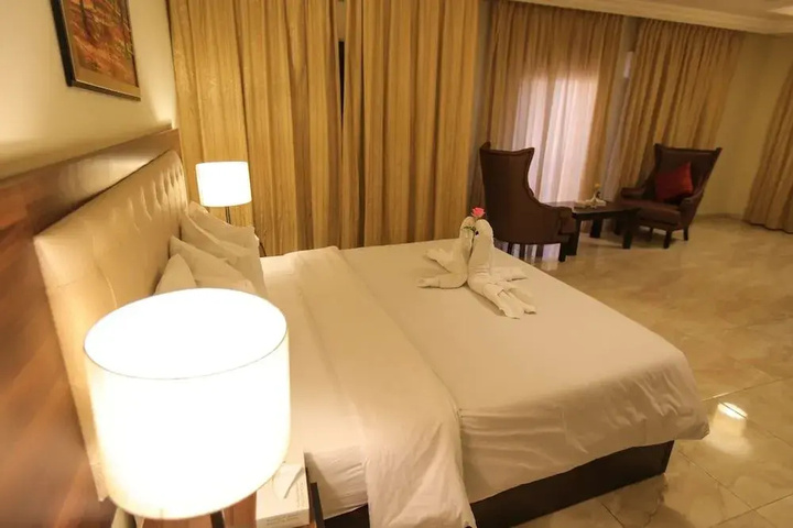 Room 4 of 15