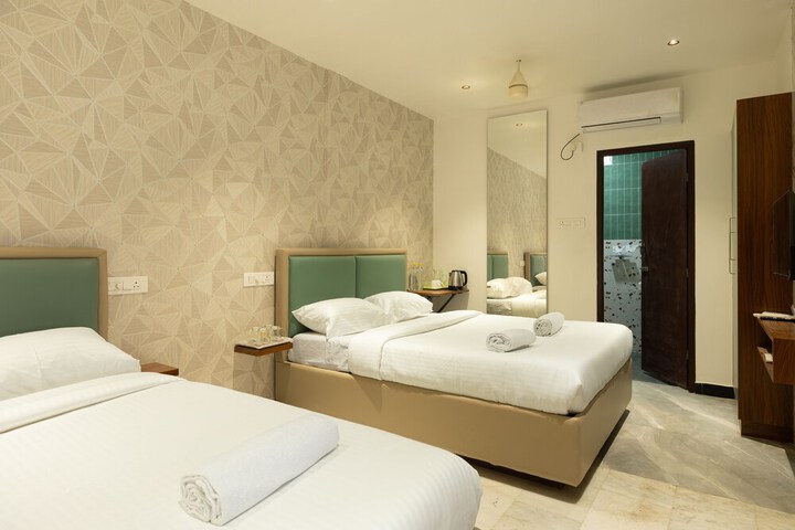 Room 6 of 12