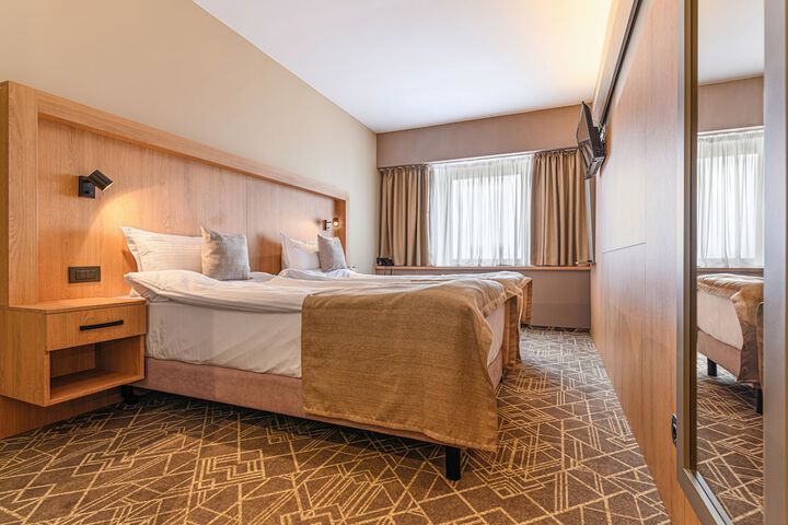 Room 28 of 65