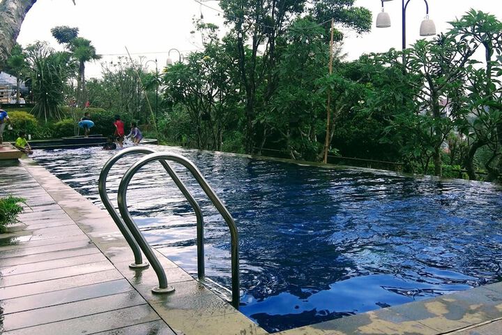 Hotel with Pool