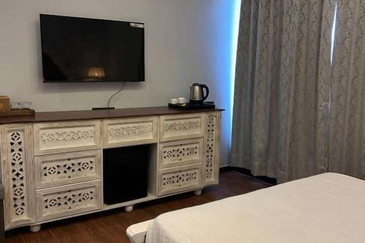 Room 6 of 10