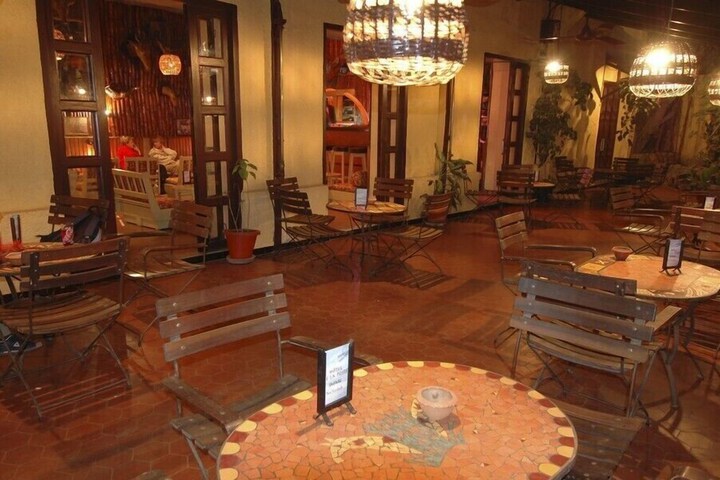 Lounge 20 of 25