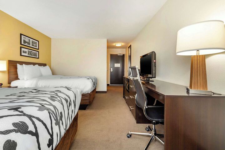 2 Queen Beds (2 of 15)
