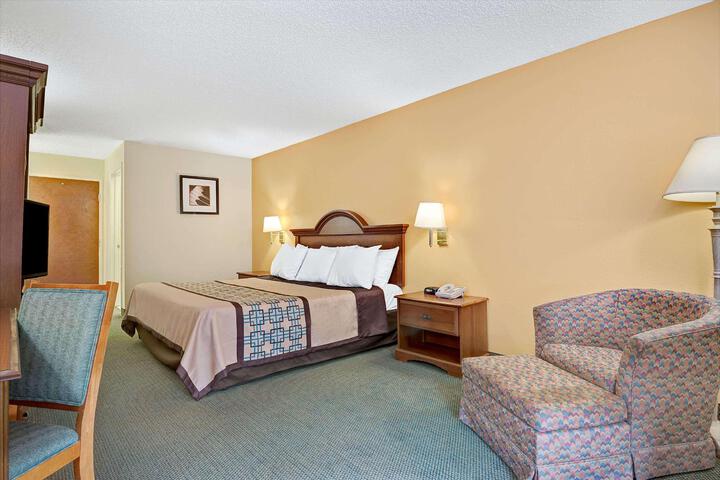 1 King Bed (1 of 9)