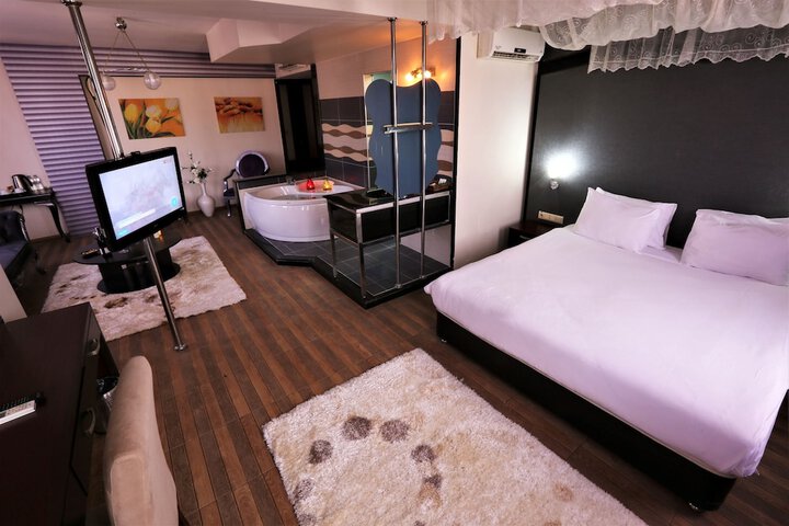 Room 22 of 64
