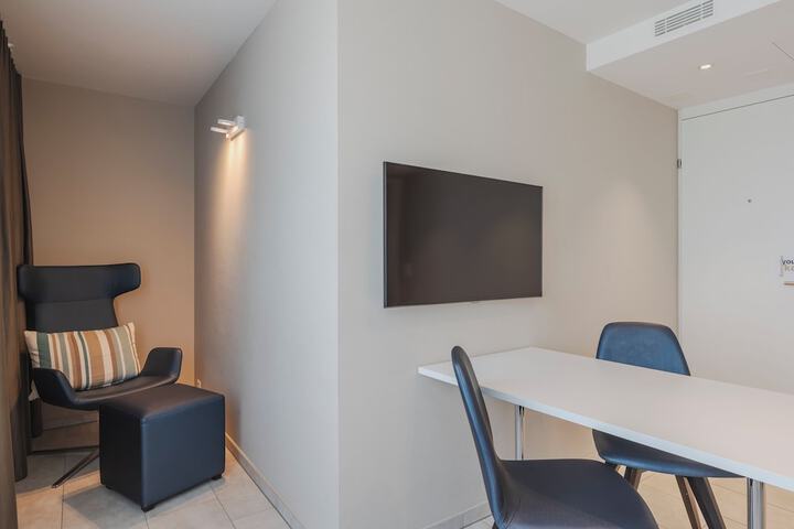 Room 13 of 18