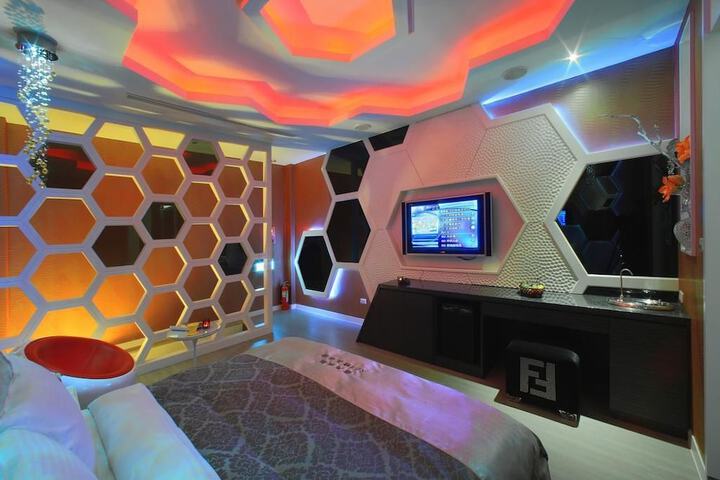 Room 5 of 32