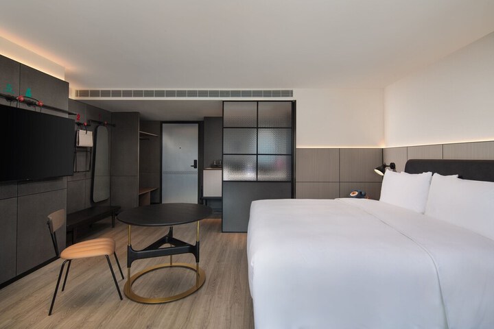 Room 53 of 96