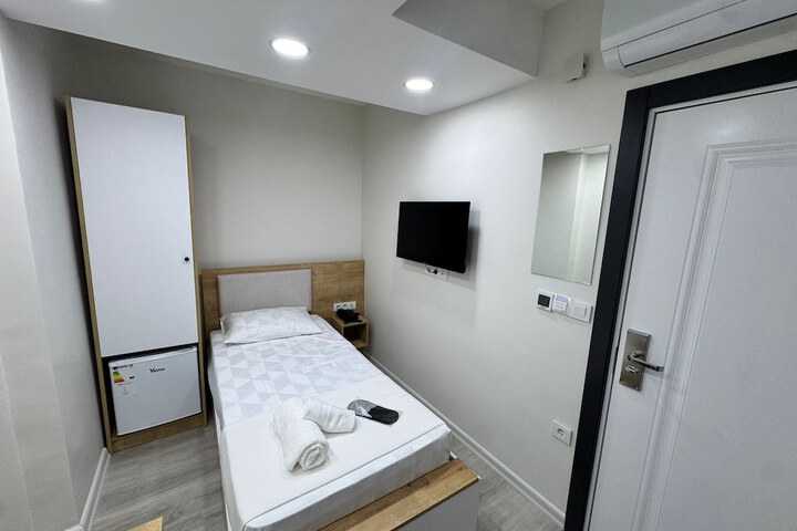 Room 8 of 35