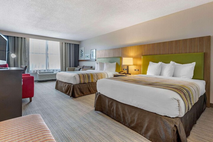 2 Queen Beds (8 of 10)