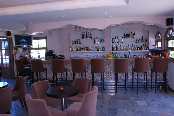 Lounge 34 of 58