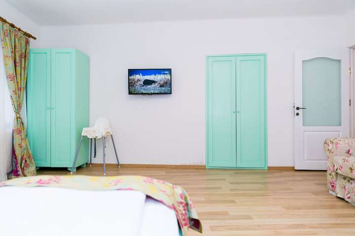 Room 18 of 107