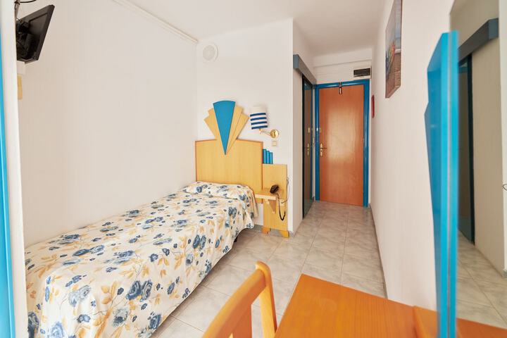 Room 9 of 38