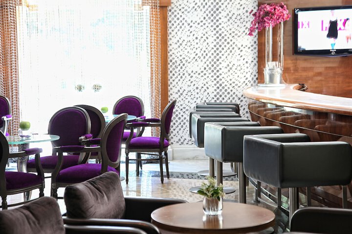 Lounge 104 of 139