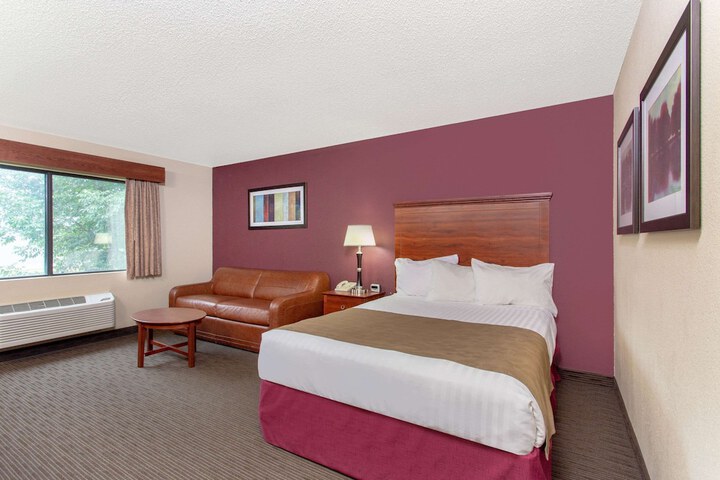 2 Queen Beds Mobility Accessible (11 of 12)