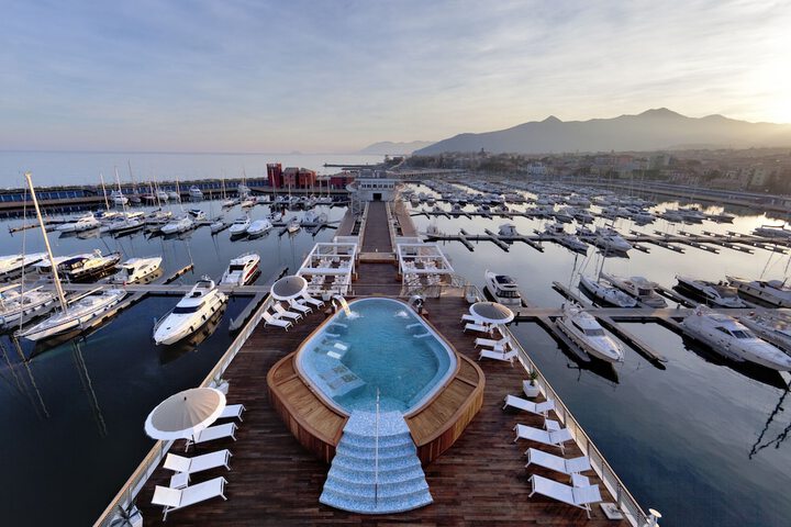 Hotel with Pool
