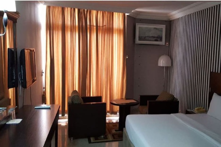 Room 9 of 27