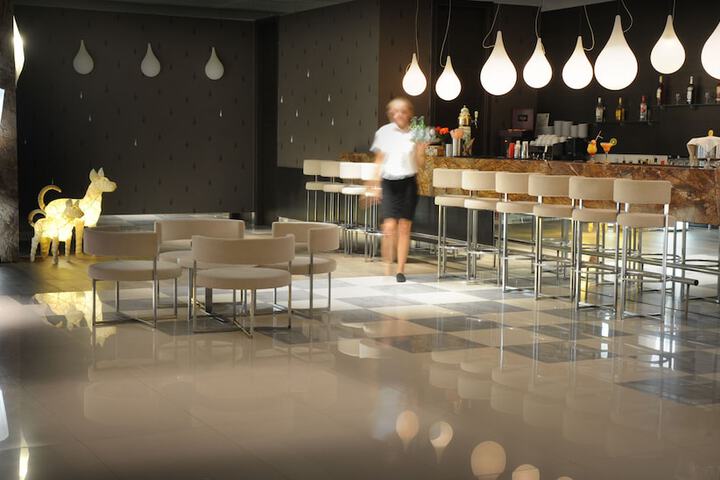 Lounge 36 of 42