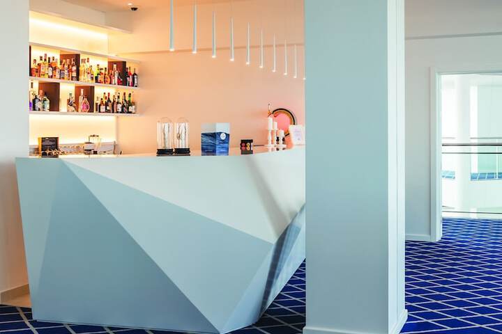 Lounge 102 of 128