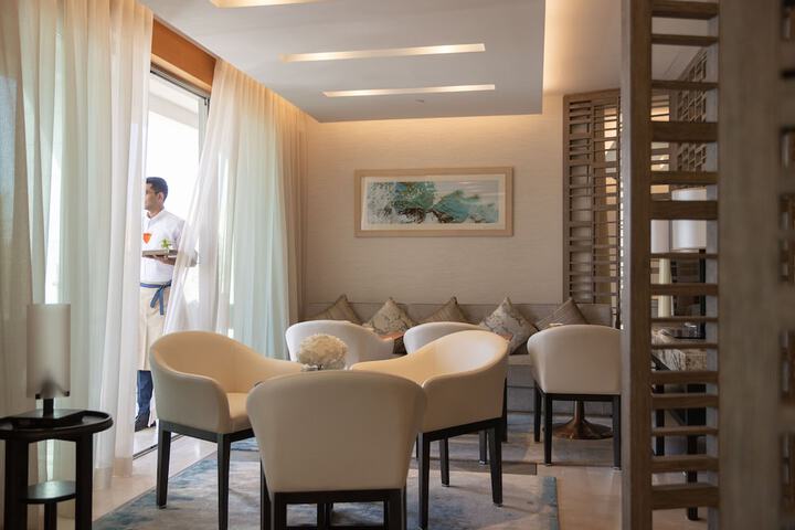 Lounge 142 of 176