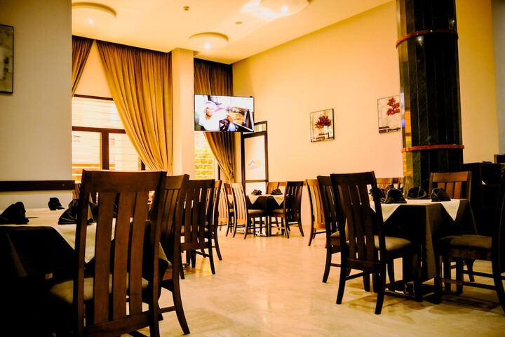 Dining 26 of 28