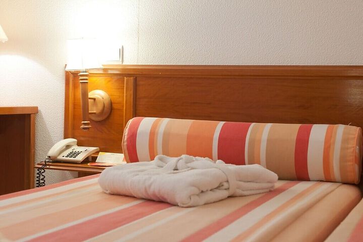 Room 28 of 102