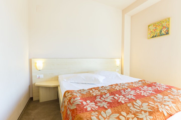Room 7 of 27
