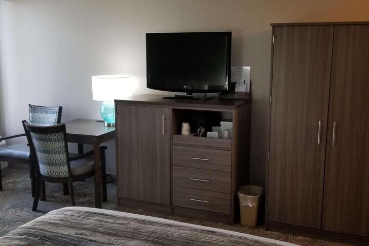 2 Queen Beds High Speed Internet Accessible Refrigerator, Coffee Maker Full Breakfast (13 of 13)