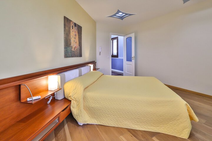 Room 6 of 24