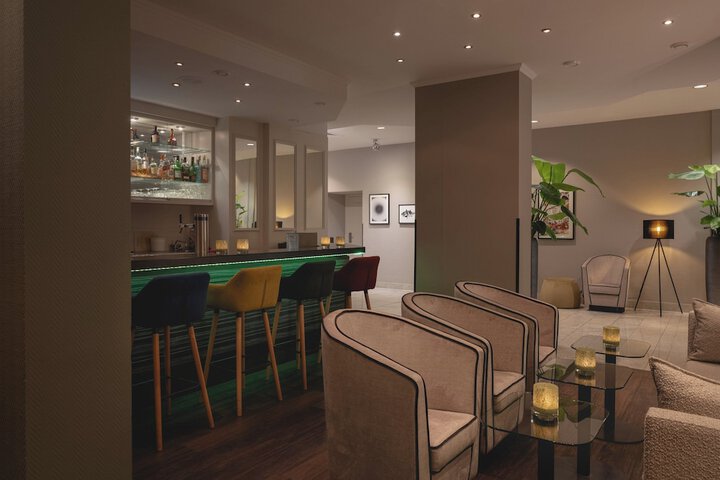 Lounge 23 of 28