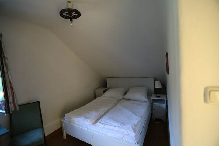 Room 27 of 86