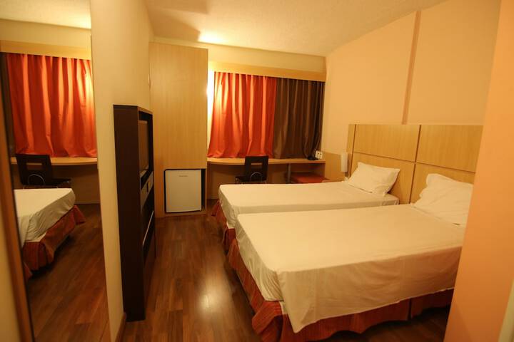 Room 13 of 32