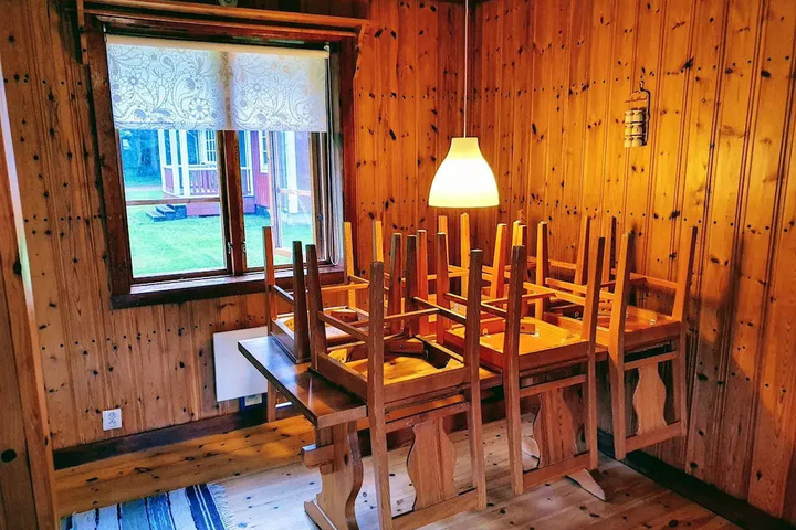 Room 4 of 9