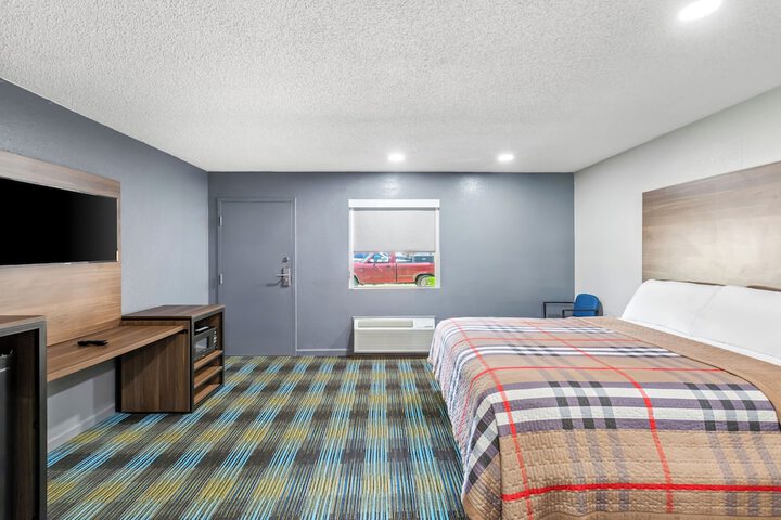 Room 8 of 18