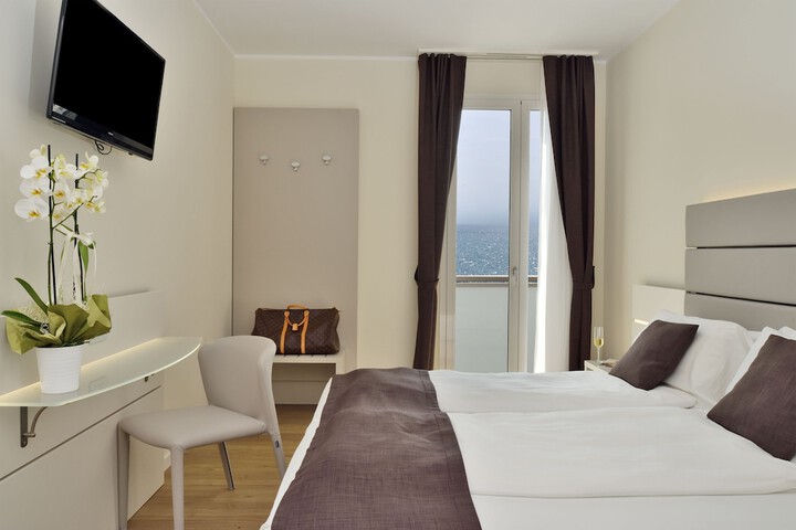 Room 14 of 32