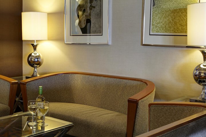Lounge 26 of 40
