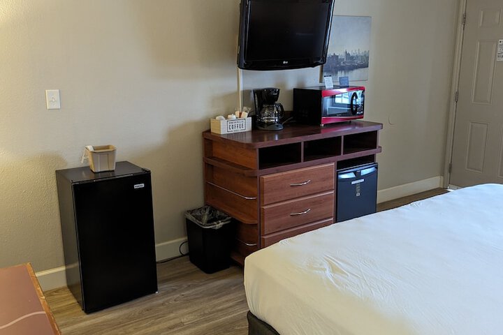 Deluxe King Bed (7 of 12)