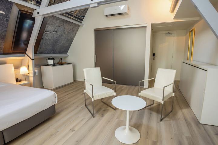Room 9 of 29