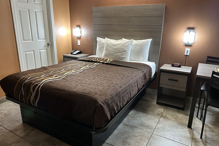 Basic Queen Bed (34 of 35)