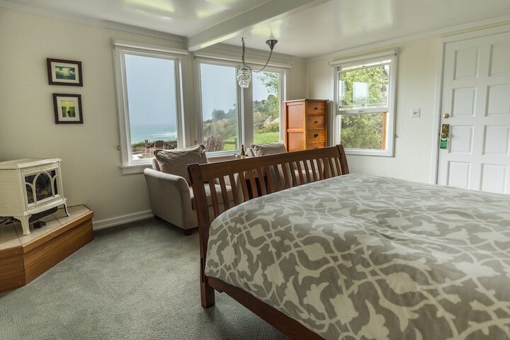 1 Queen Bed (4 of 14)