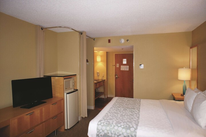 1 King Bed Mobility or Hearing Accessible Room Bathtub with Grab Bars (10 of 15)