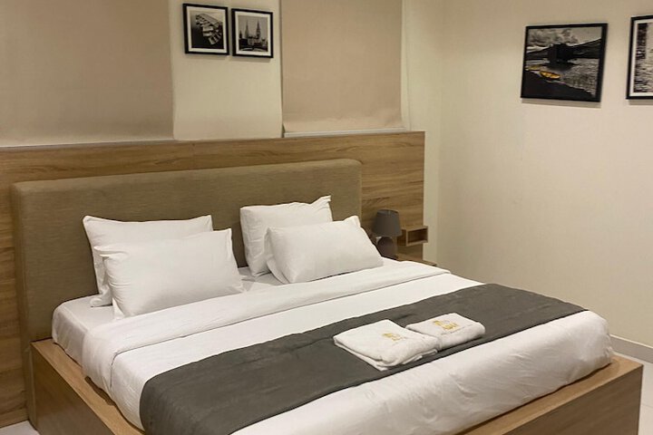 Room 4 of 12