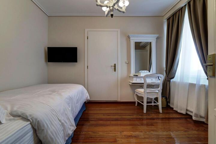 Room 5 of 9